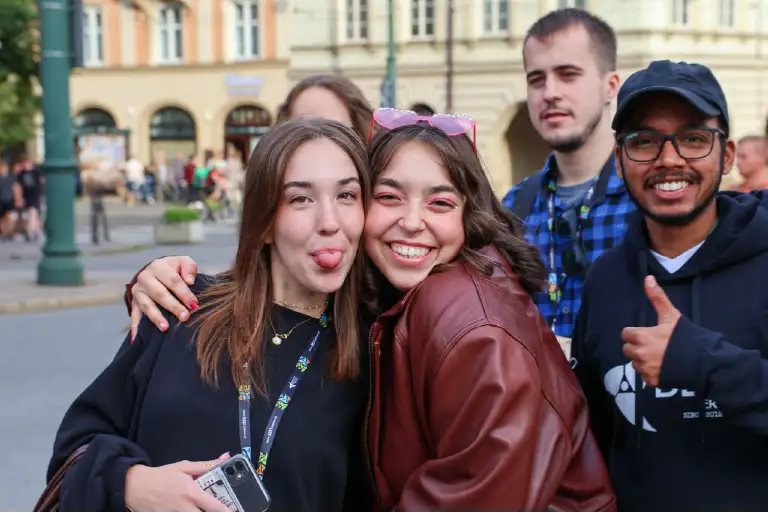 Zdjęcie przedstawiające integrujących się członków kursu naukowego.