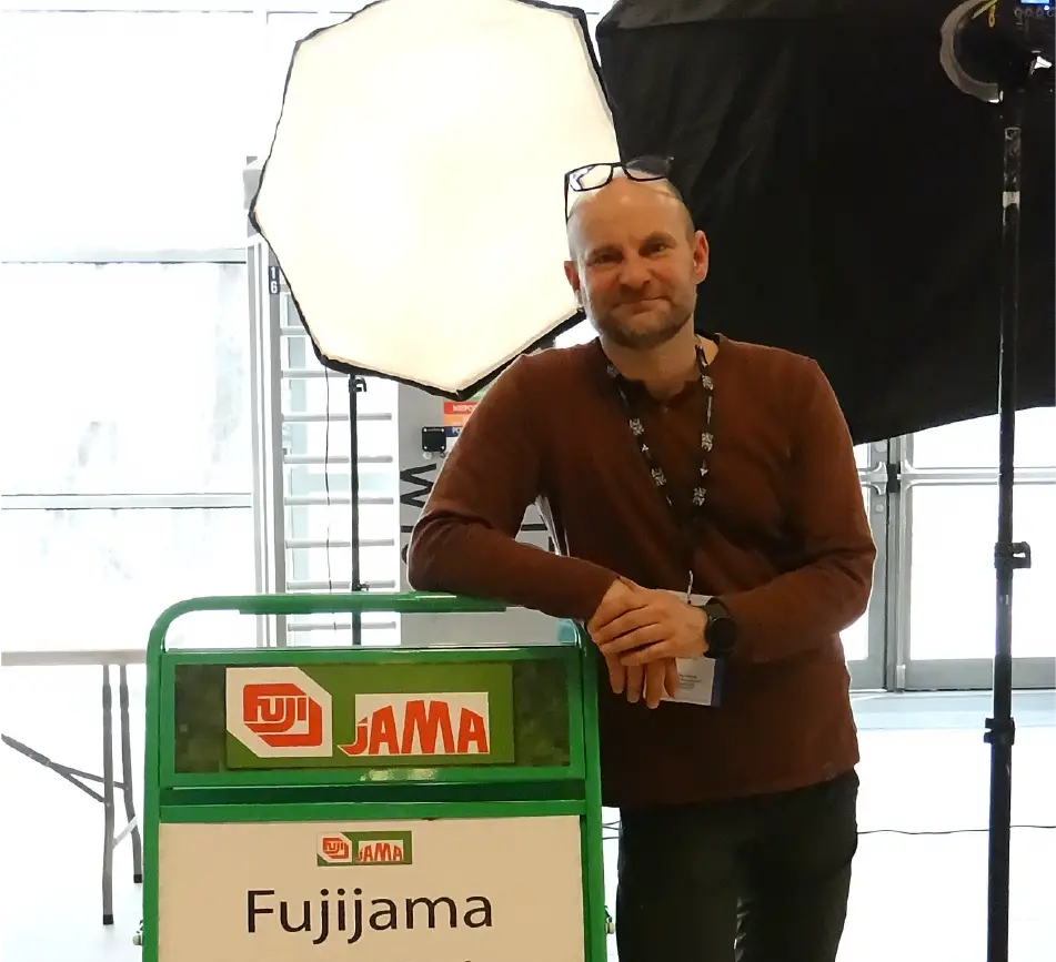 Fotograf robi profesjonalne zdjęcie do CV studentowi inżynierii na targach pracy AGH